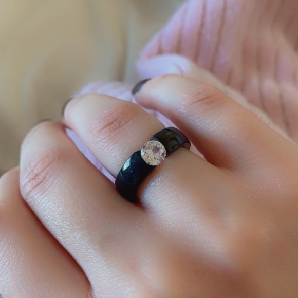 Black ring with cubic zirconia diamond - Picture 2 of 3